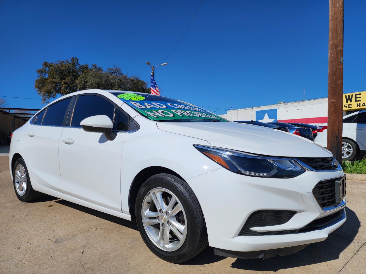 2017 WHITE Chevrolet Cruze LT (1G1BE5SMXH7) with an 1.4L L4 DOHC 16V TURBO engine, 6A transmission, located at 2660 S.Garland Avenue, Garland, TX, 75041, (469) 298-3118, 32.885387, -96.656776 - Welcome to DallasAutos4Less, one of the Premier BUY HERE PAY HERE Dealers in the North Dallas Area. We specialize in financing to people with NO CREDIT or BAD CREDIT. We need proof of income, proof of residence, and a ID. Come buy your new car from us today!! This is a very well cared for 2017 CH - Photo#1